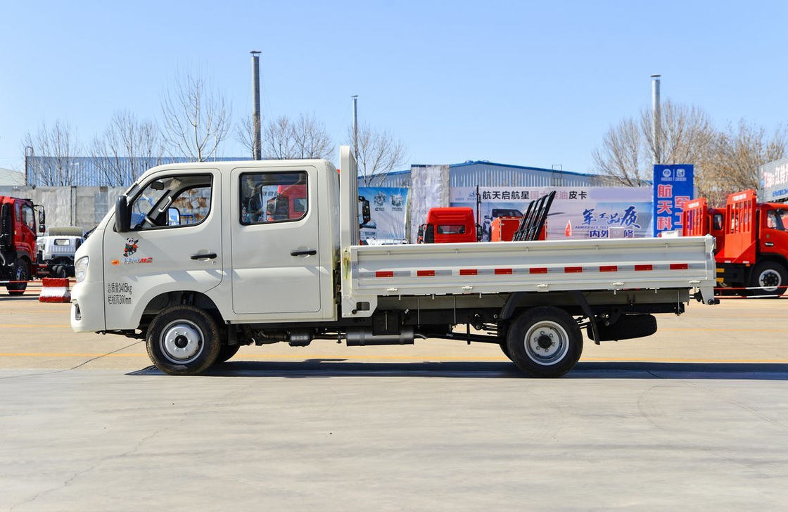 Dikgunakan Mini Cargo Truck Mesin bensin 122hp Putih Warna Pengemudi Tangan Kiri Pengisian 3 Ton LHD