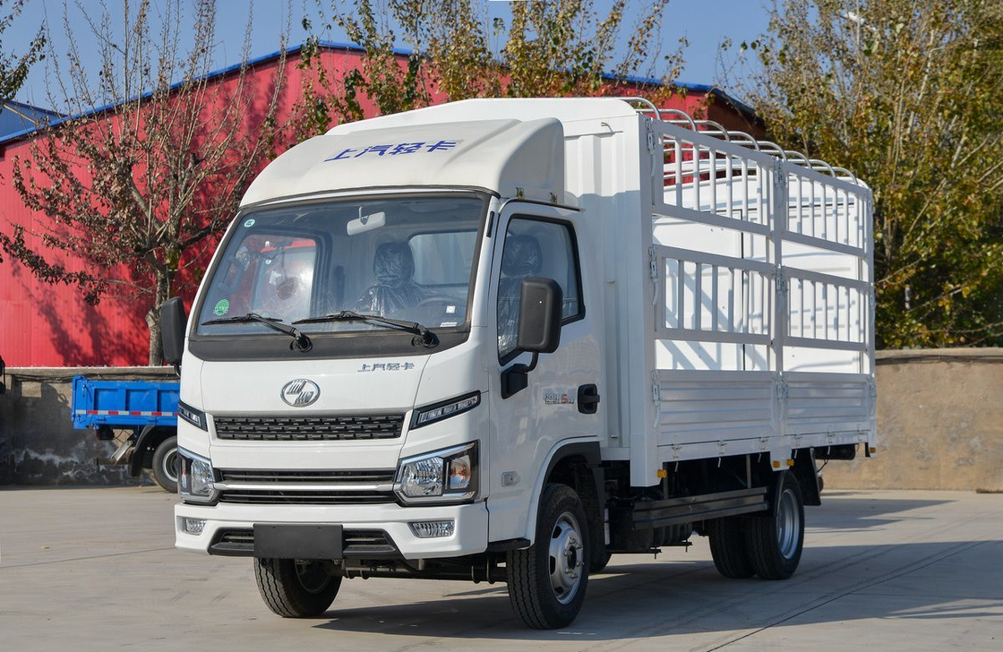 Truk Kargo Kecil SAIC Truk Ringan Kotak Pagar 4 Meter Single Axle Mesin Diesel 95hp