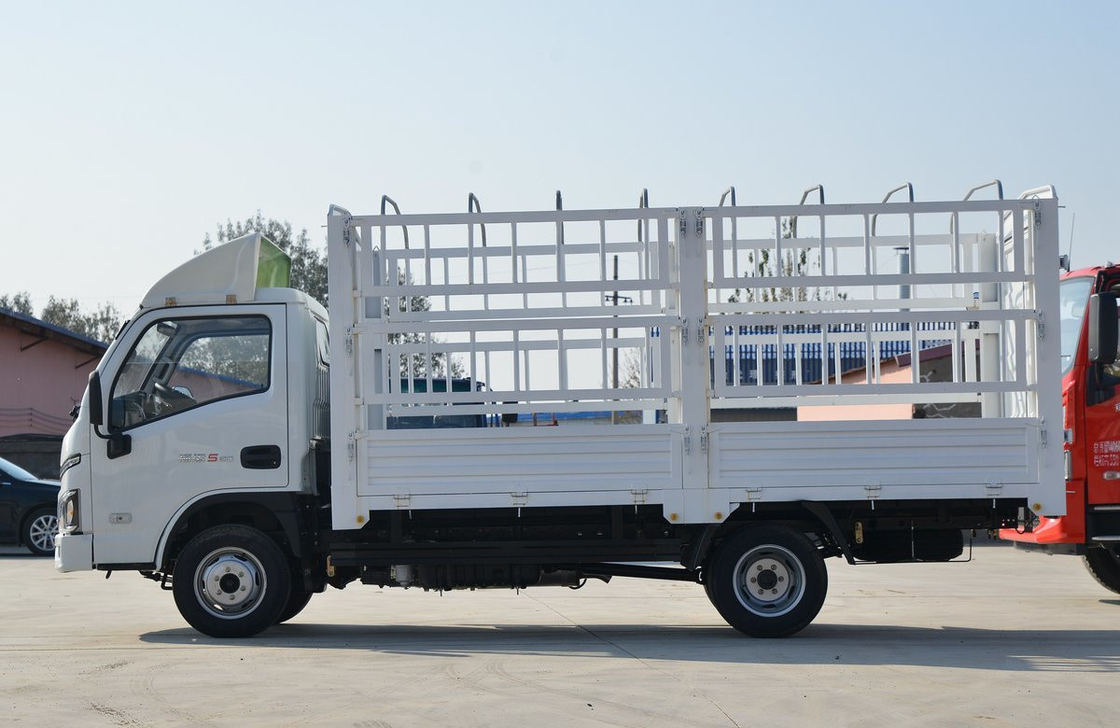 Truk Kargo Kecil SAIC Truk Ringan Kotak Pagar 4 Meter Single Axle Mesin Diesel 95hp