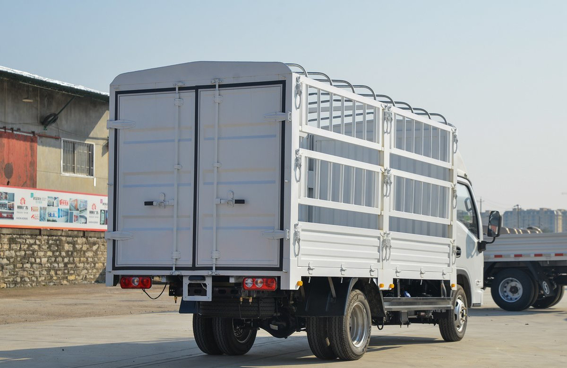 Truk Kargo Kecil SAIC Truk Ringan Kotak Pagar 4 Meter Single Axle Mesin Diesel 95hp