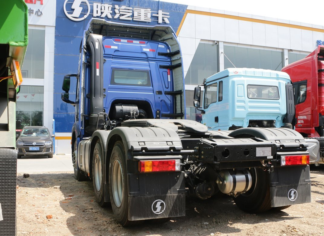 Traktor Unit Truk Biru Warna Kabin atap tinggi 480hp Shacman H6000 Prime Mover Quick Gearbox