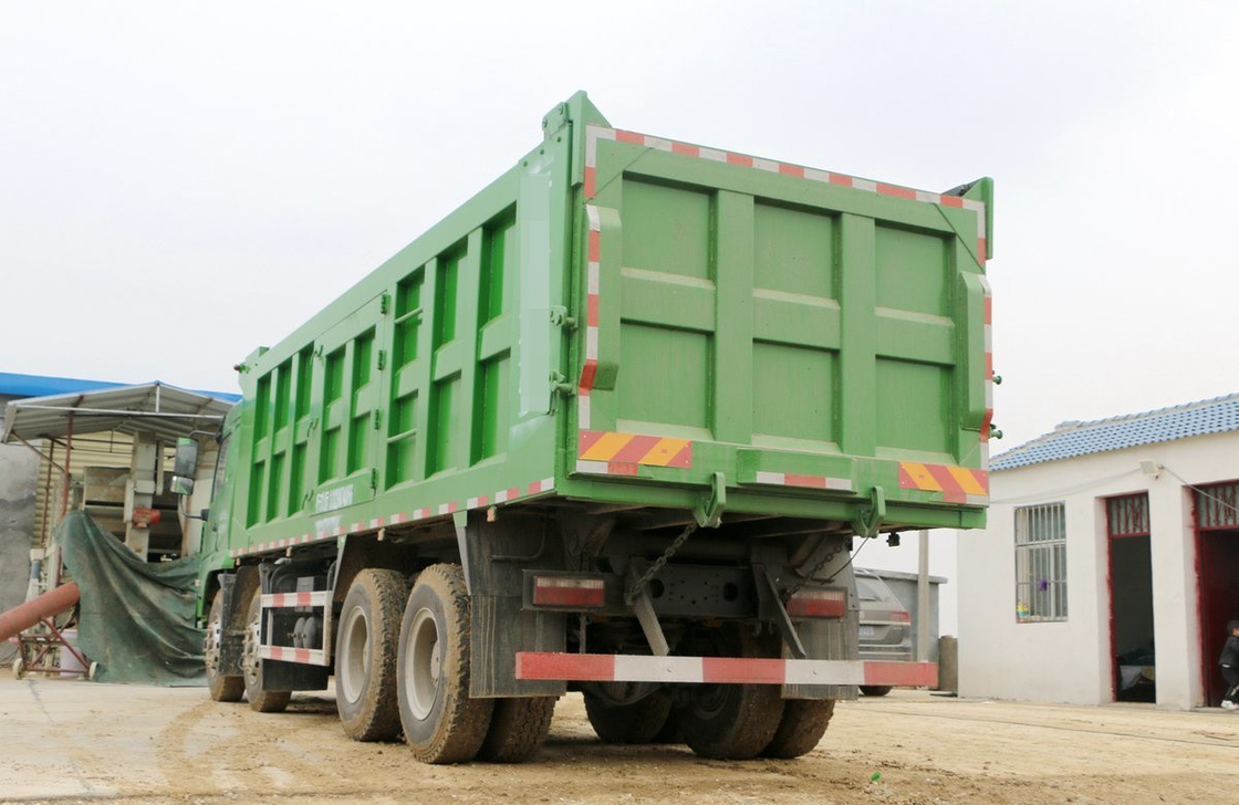 Shacman Dipakai Truk Tipper X6 Heavy Duty 8*4 Dumper 300hp Muatan 30-50 Ton LHD/RHD