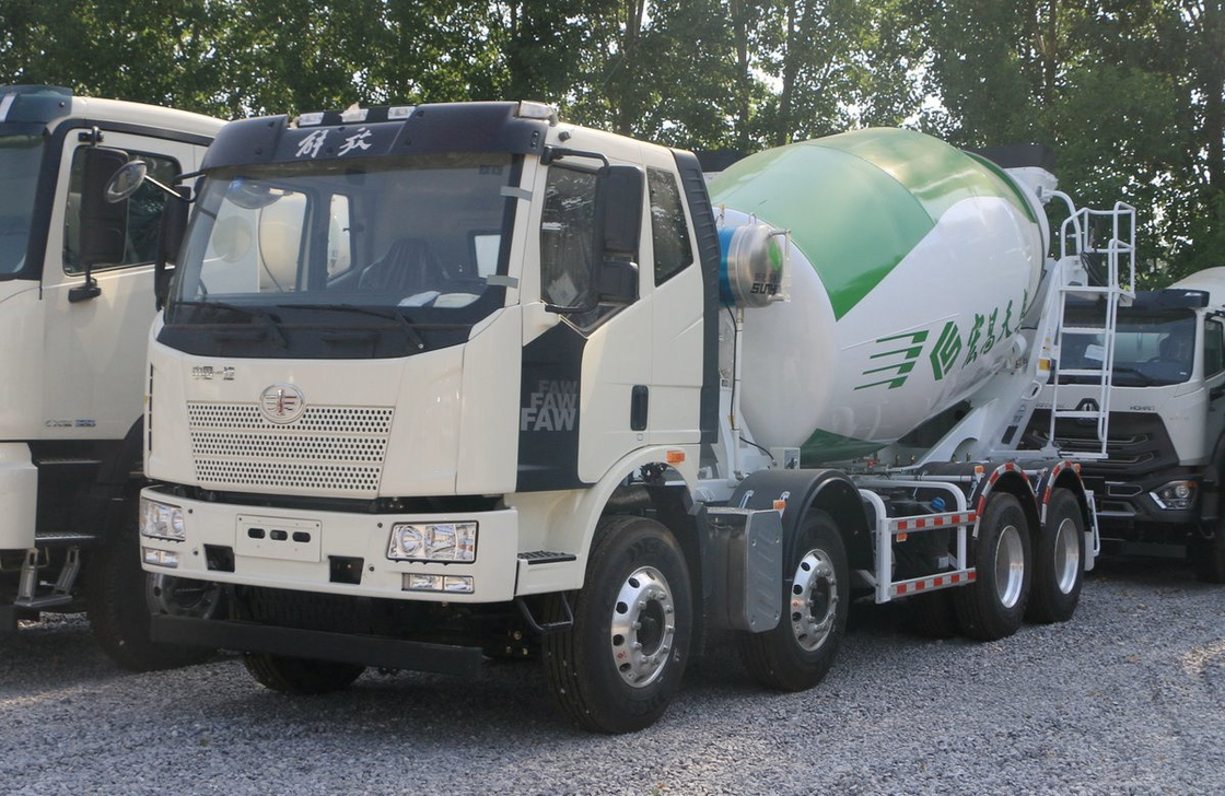 90% Mesin Pengaduk Beton Baru Dengan Kabin Satu dan Setengah 8 * 4 FAW Mixer Truck