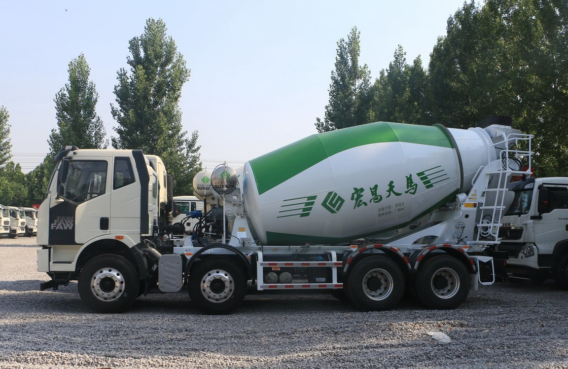 90% Mesin Pengaduk Beton Baru Dengan Kabin Satu dan Setengah 8 * 4 FAW Mixer Truck