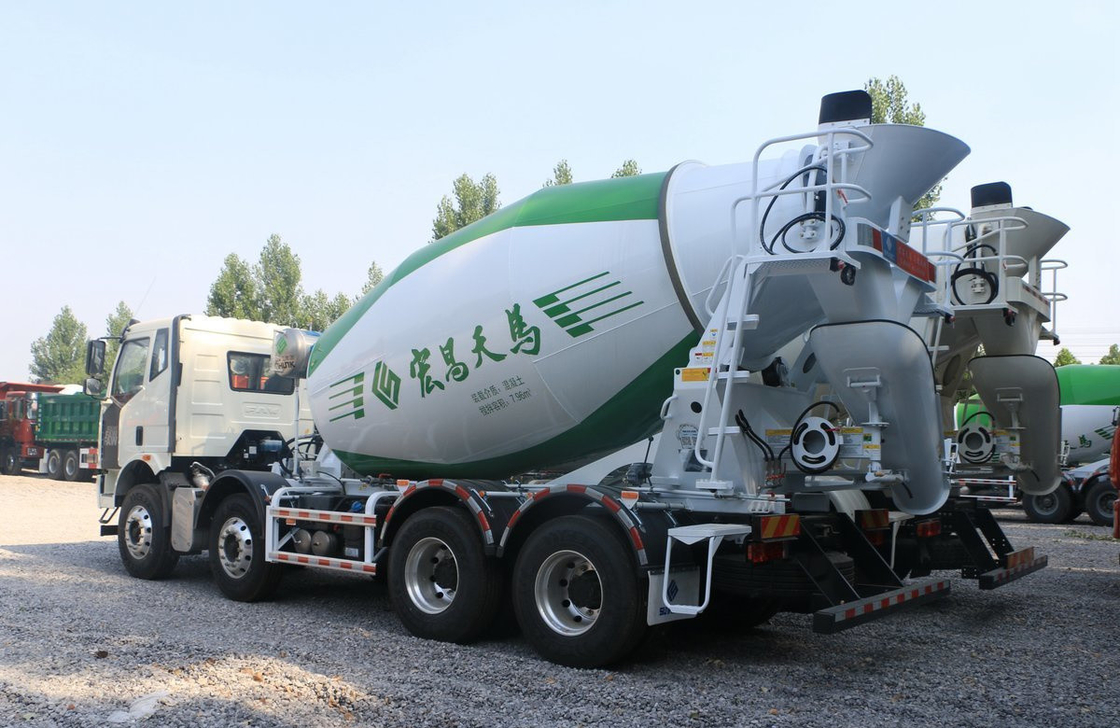 90% Mesin Pengaduk Beton Baru Dengan Kabin Satu dan Setengah 8 * 4 FAW Mixer Truck