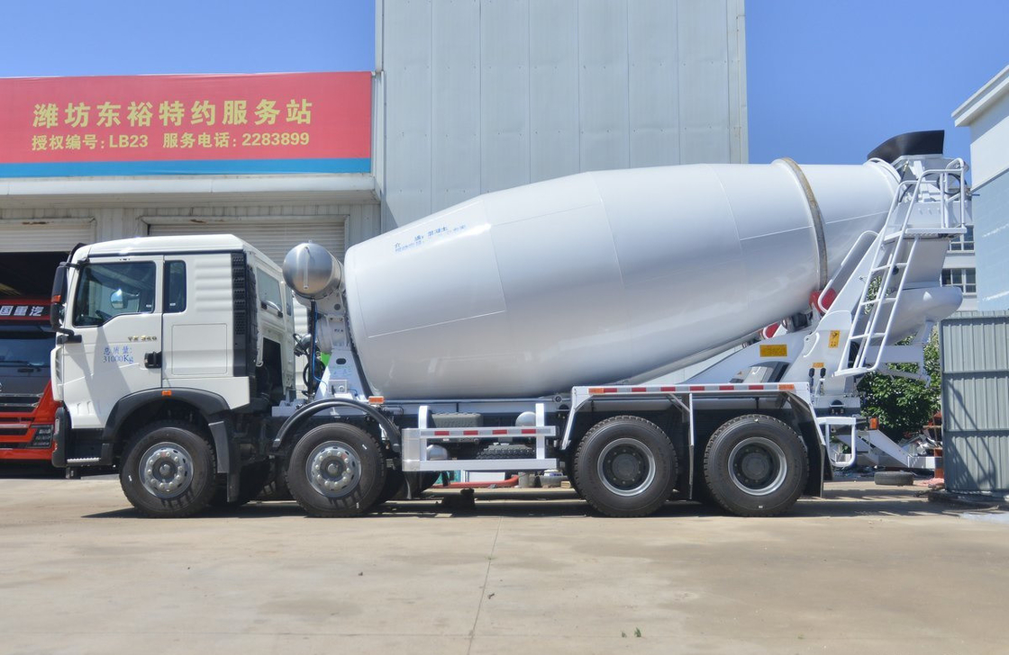 Truk pencampur berat 8 Kubik Sinotruck Howo T7 Pencampur semen dengan 10-Speend Gear
