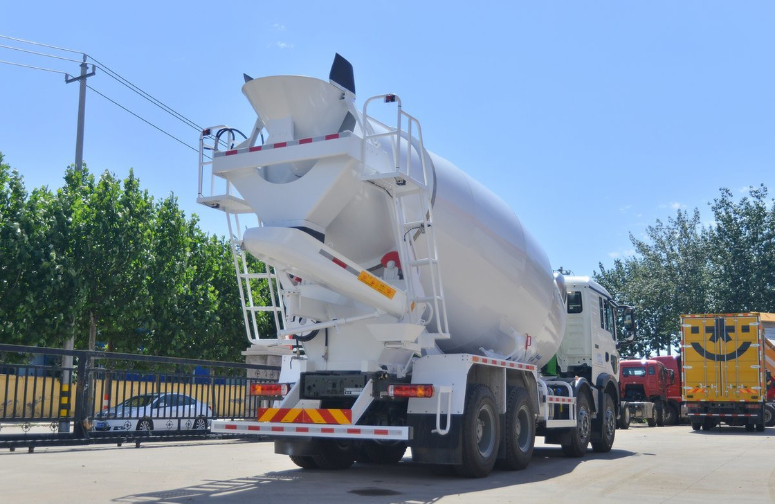 Truk pencampur berat 8 Kubik Sinotruck Howo T7 Pencampur semen dengan 10-Speend Gear
