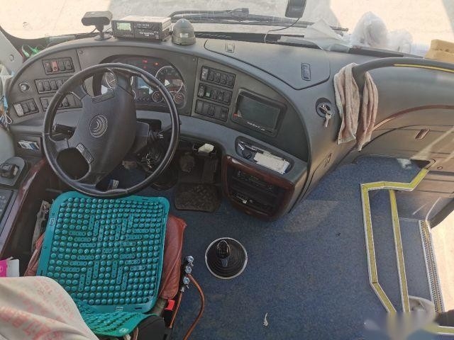 Second Hand Youtong Coach Bus ZK6808 Left Hand Drive 30 Seat Leaf Spring Penggunaan di Afrika