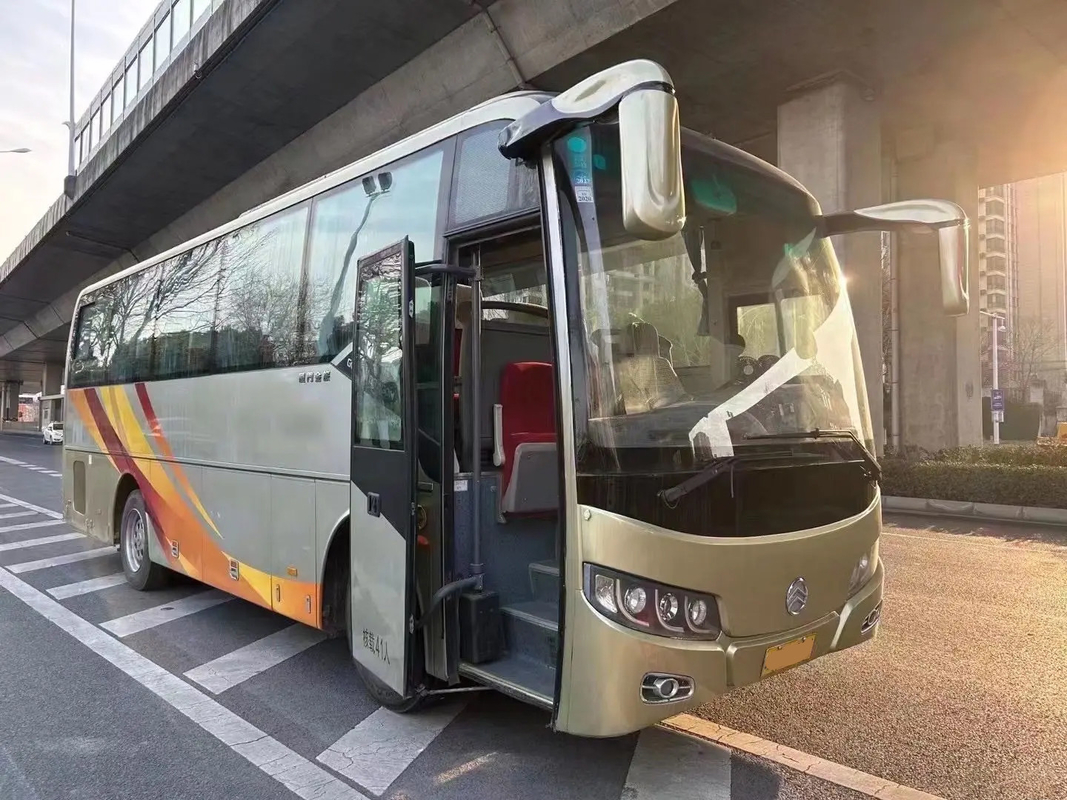 41 kursi AC yang baik, mesin diesel belakang, mewah dan nyaman Bus penumpang bekas