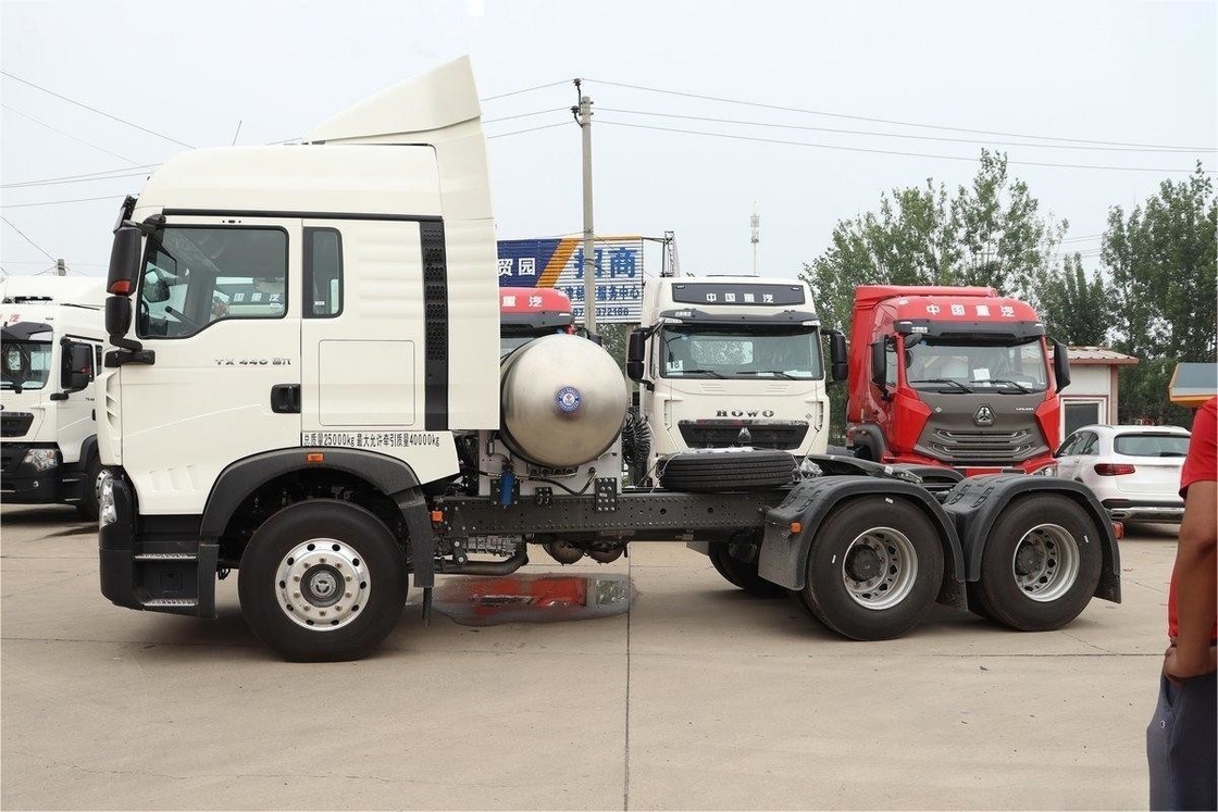 HOWO Single Row Semi TX Heavy Truck 440HP 6X4 12gear Dual Drive LNG Tractor Nasional VI