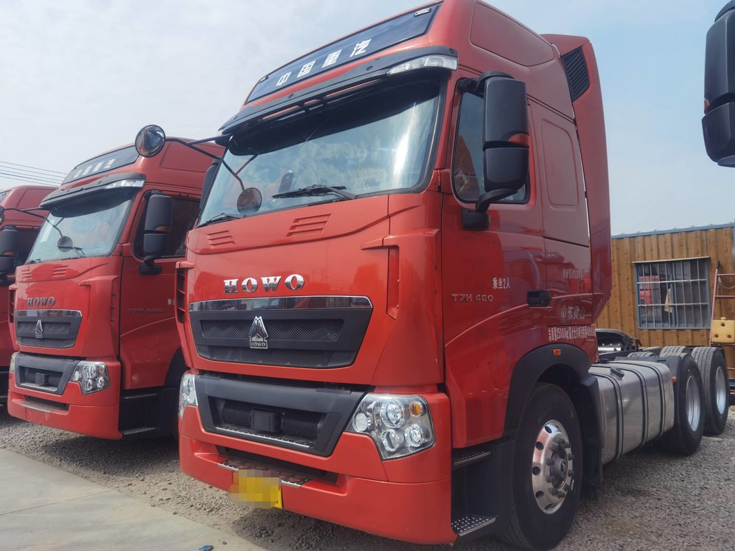 Kepala Traktor Truk Sino Warna Merah 6×4 Drive Mode Leaf Spring Satu Baris Dengan Sleeper LHD