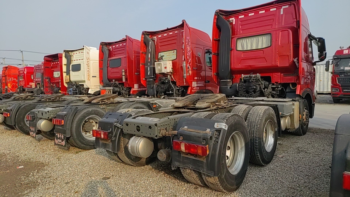 Kepala Traktor Truk Sino Warna Merah 6×4 Drive Mode Leaf Spring Satu Baris Dengan Sleeper LHD