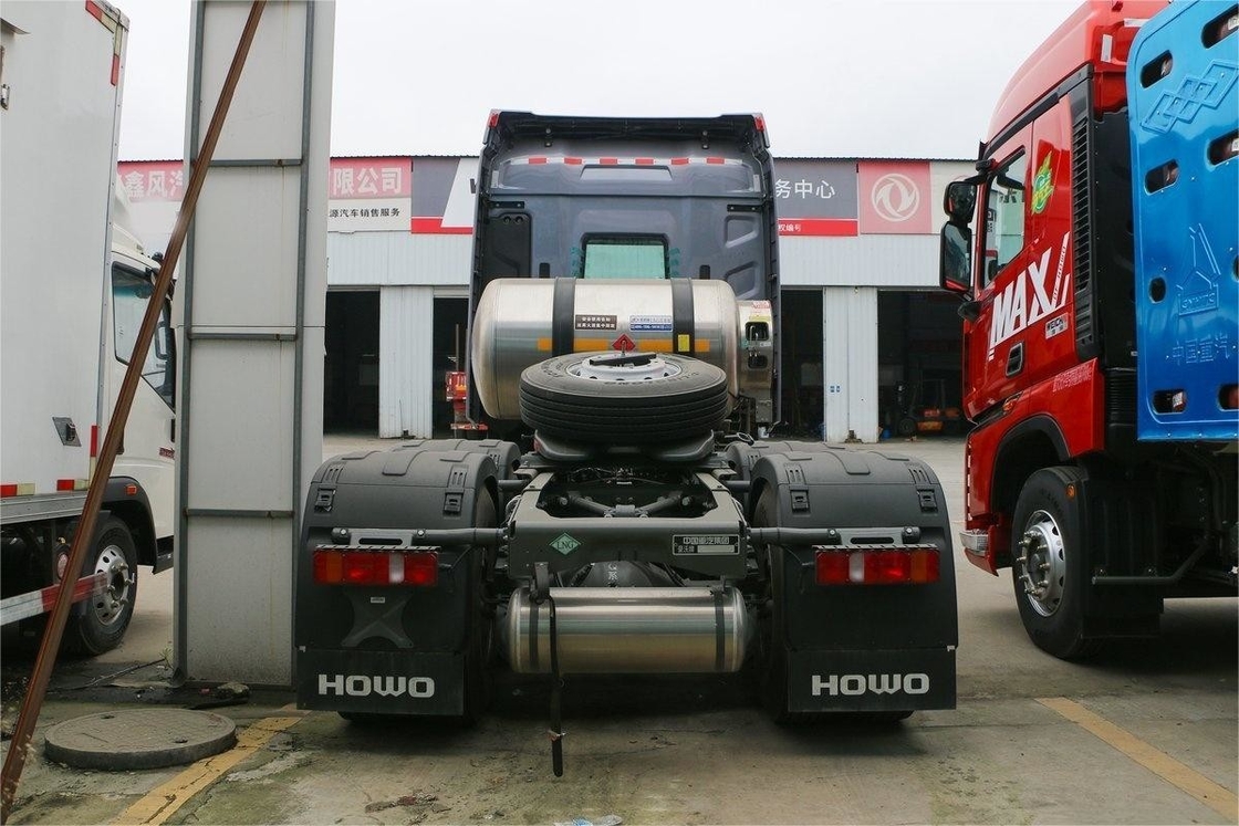 HOWO Max Heavy Truck Light Luxury Versi Lantai Tinggi 480HP 6X4 Traktor LNG