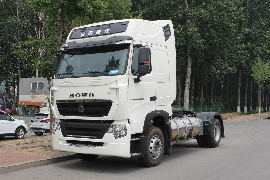 Half-Seat Row HOWO T7H Heavy Truck High Roof Deflector Side Wind Panel 440 HP 4X2 Traktor LNG