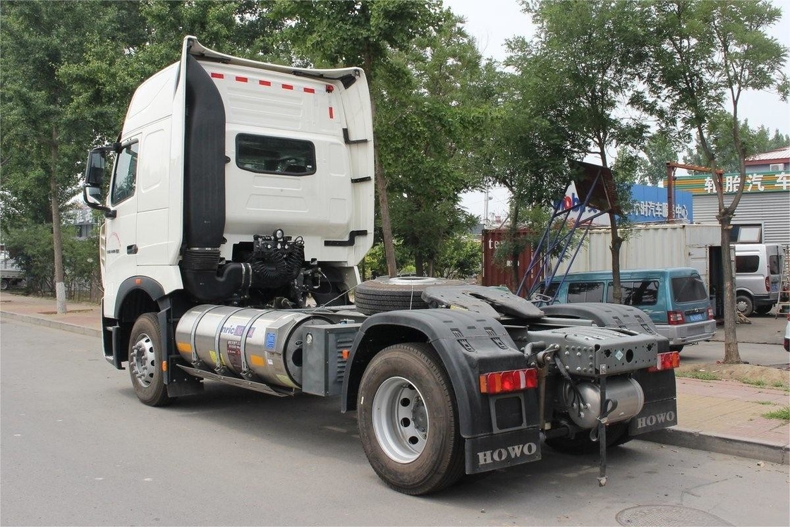 Half-Seat Row HOWO T7H Heavy Truck High Roof Deflector Side Wind Panel 440 HP 4X2 Traktor LNG