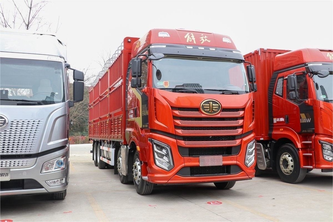 FAW Jiefang Fence Truck Large Row Half Seat 560HP 8X4 9.4m AMT Otomatis Transmisi