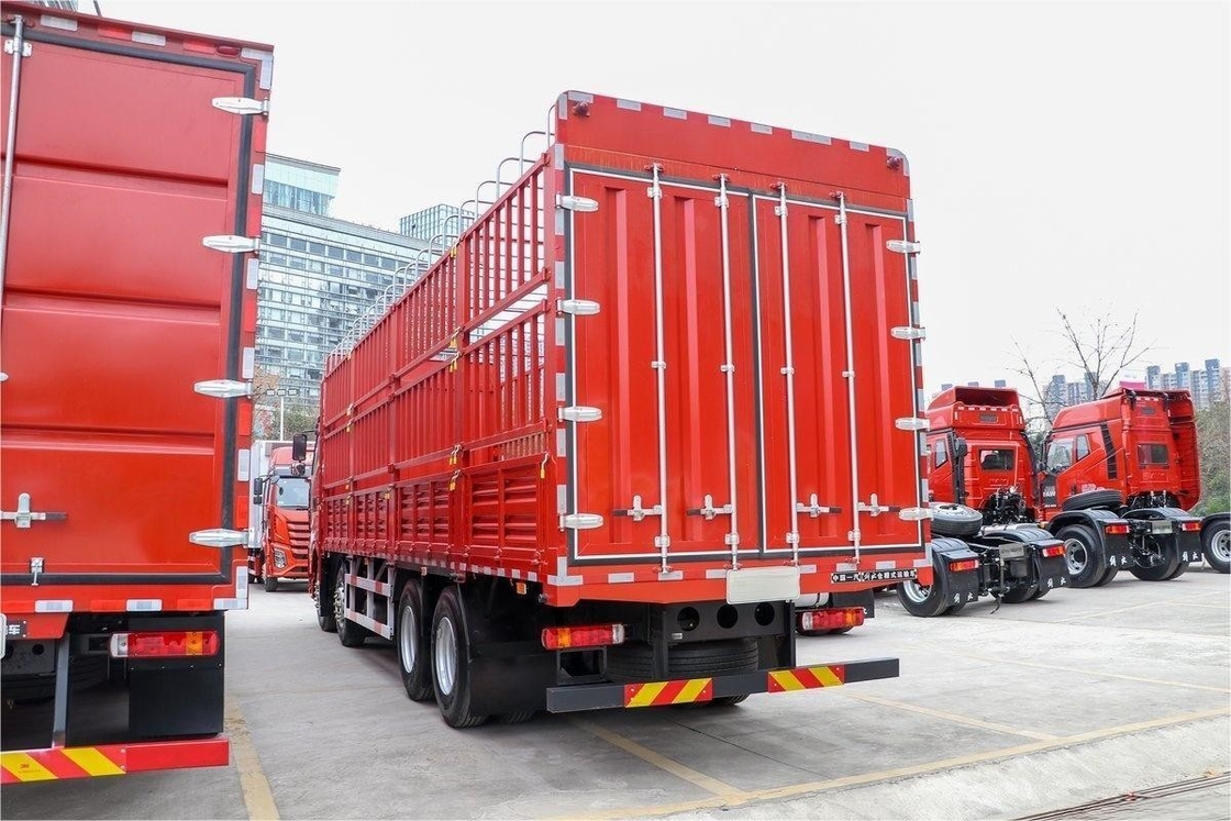 FAW Jiefang Fence Truck Large Row Half Seat 560HP 8X4 9.4m AMT Otomatis Transmisi