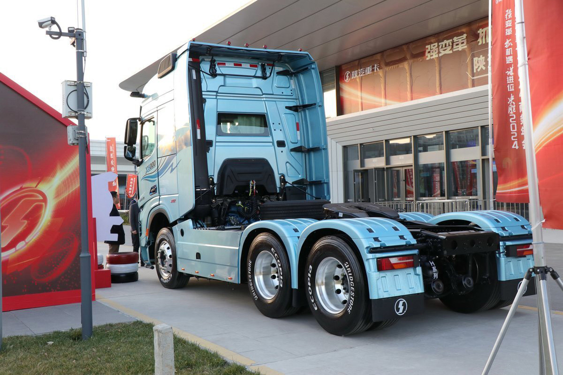 Shacman Traktor Truk Kondisioner Atap Tinggi Bagian Atas Sisi Fairing 840HP 6X4 AMT Hydraulic Buffer