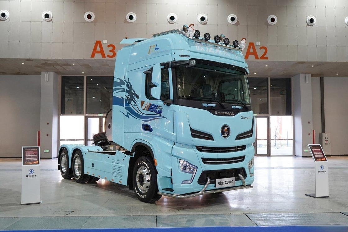 Shacman X6000 Traktor Truk Diesel 700 Hp 6X4 LNG AMT Atap Tinggi Satu Baris Dan Setengah Kursi