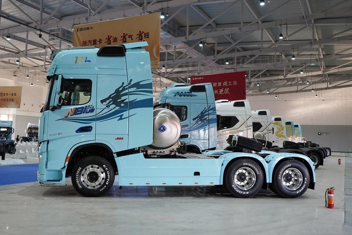 Shacman X6000 Traktor Truk Diesel 700 Hp 6X4 LNG AMT Atap Tinggi Satu Baris Dan Setengah Kursi