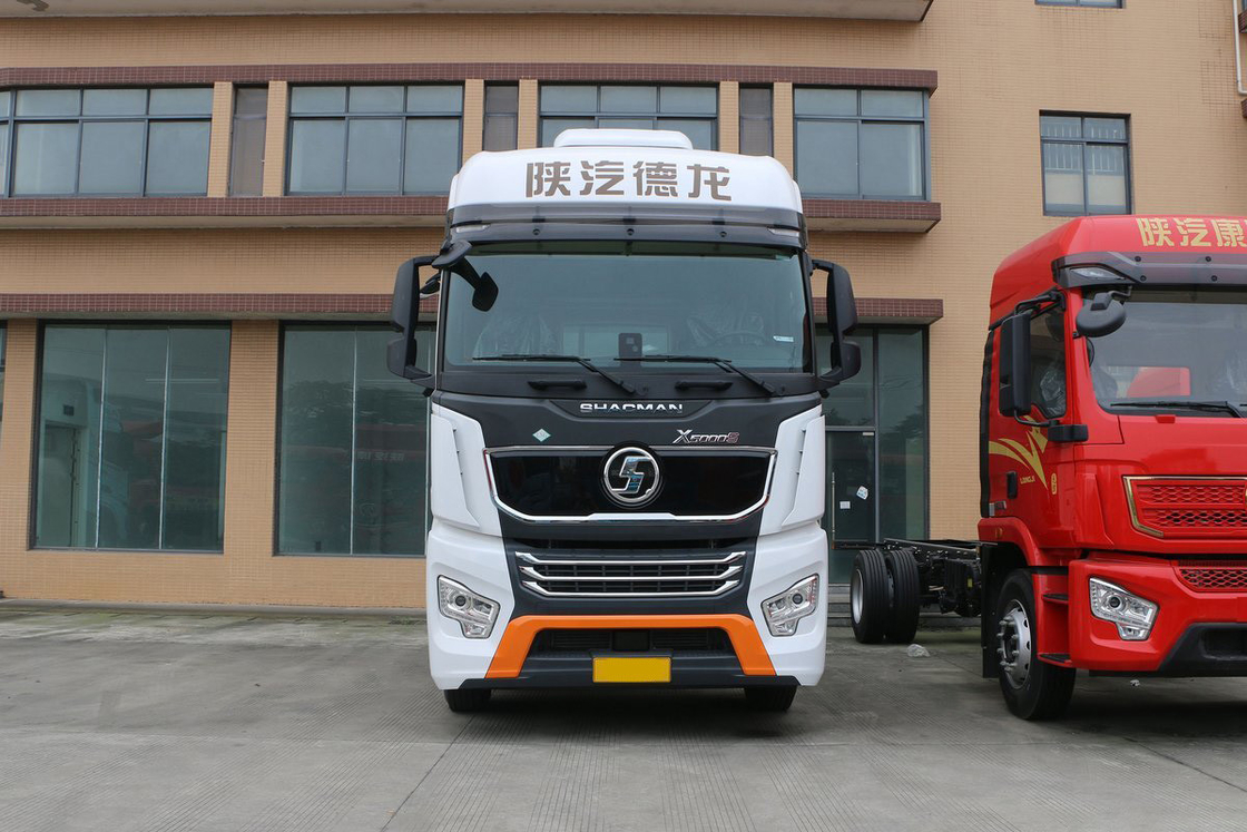 Shacman Traktor Traktor X5000S Satu baris setengah kursi 560 tenaga kuda 12 kecepatan 6X4 LNG traktor