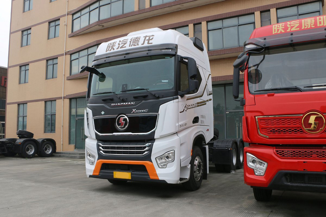 Shacman Traktor Traktor X5000S Satu baris setengah kursi 560 tenaga kuda 12 kecepatan 6X4 LNG traktor