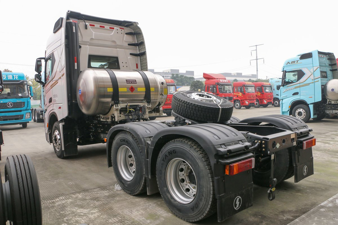 Shacman Traktor Traktor X5000S Satu baris setengah kursi 560 tenaga kuda 12 kecepatan 6X4 LNG traktor