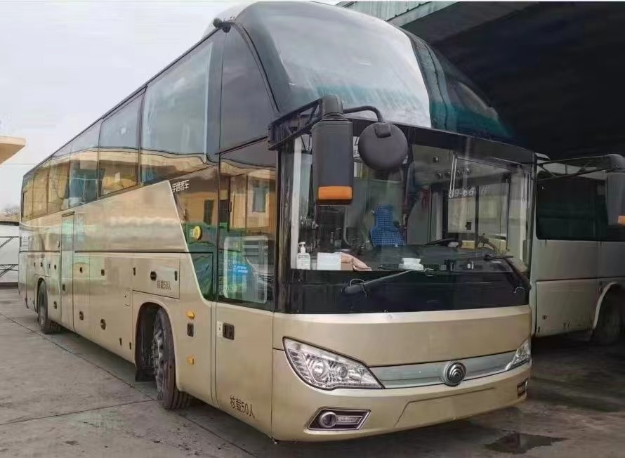Youtong Bus Luxury Coach 48 Seat Champagne Yutong ZK6122H VIP Bus Penumpang Dengan A / C