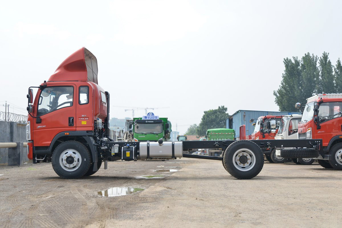 Sinotruk High Roof Deflector 190hp Howo Truck Chassis Dapat Dipasang Dengan 5.75m Fence Truck