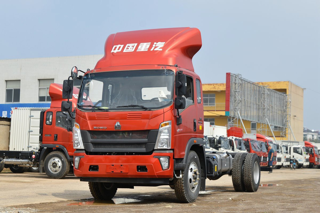 Sinotruk High Roof Deflector 190hp Howo Truck Chassis Dapat Dipasang Dengan 5.75m Fence Truck