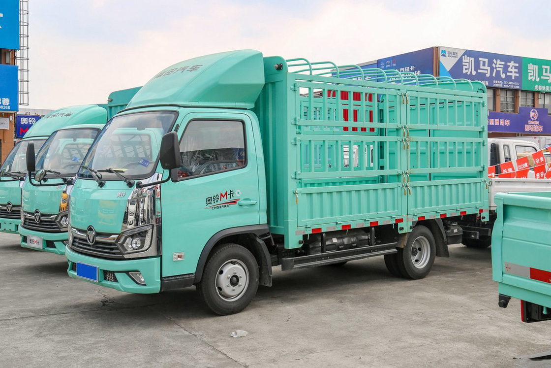 Foton Auman Mini Truk 2.0L 127HP CNG 3.815m Tinggi atap deflektor pagar Truk shock-absorbing kursi