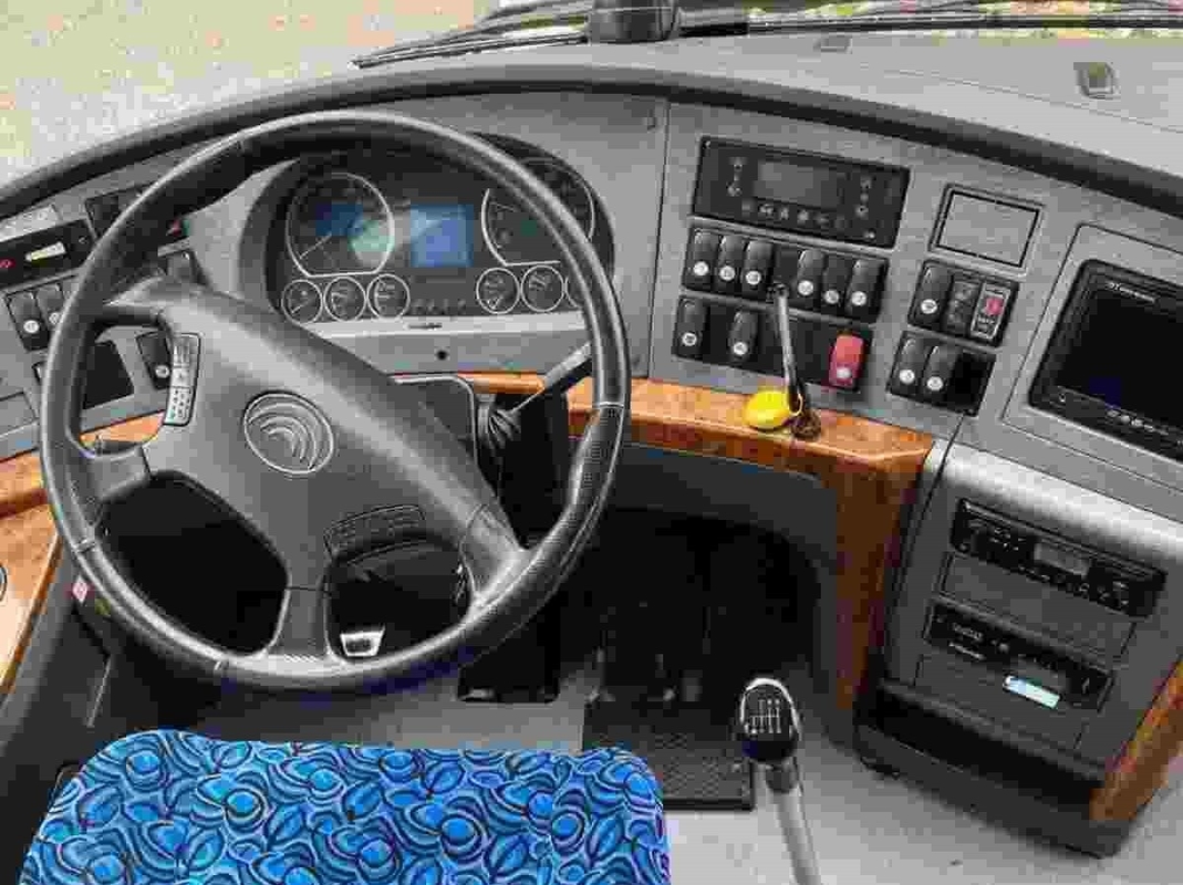 Bus mewah bekas YUTONG Tahun 2015 Euro-IV Emisi 51 kursi Ruang bagasi besar