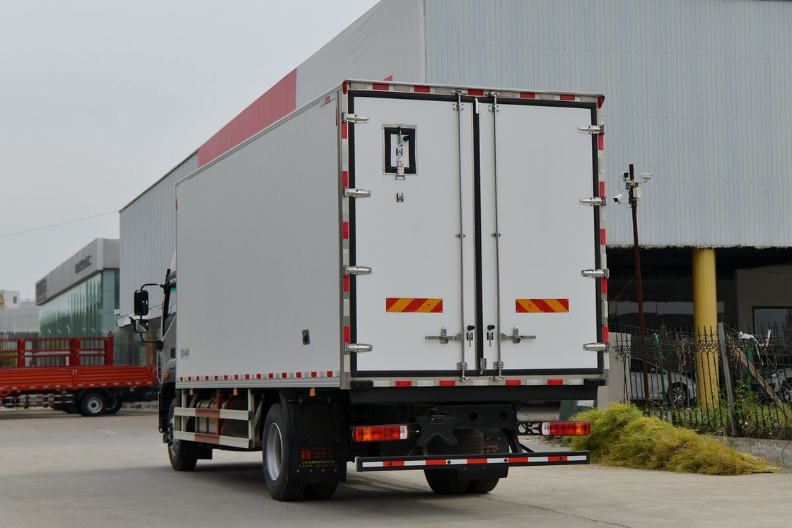 Foton BJ5186 245HP 4X2 Single Axle 6.6m Double Door White Cargo Box Van pendingin