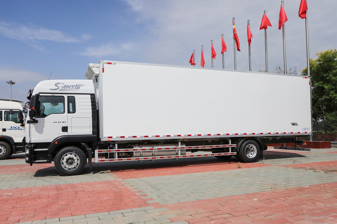 Diesel 10-Speed 290hp 4X2 9.45m Deflector Row Half Cab Badan putih SITRAK ZZ5186 Truk Pendinginan Barang Tiga Pintu