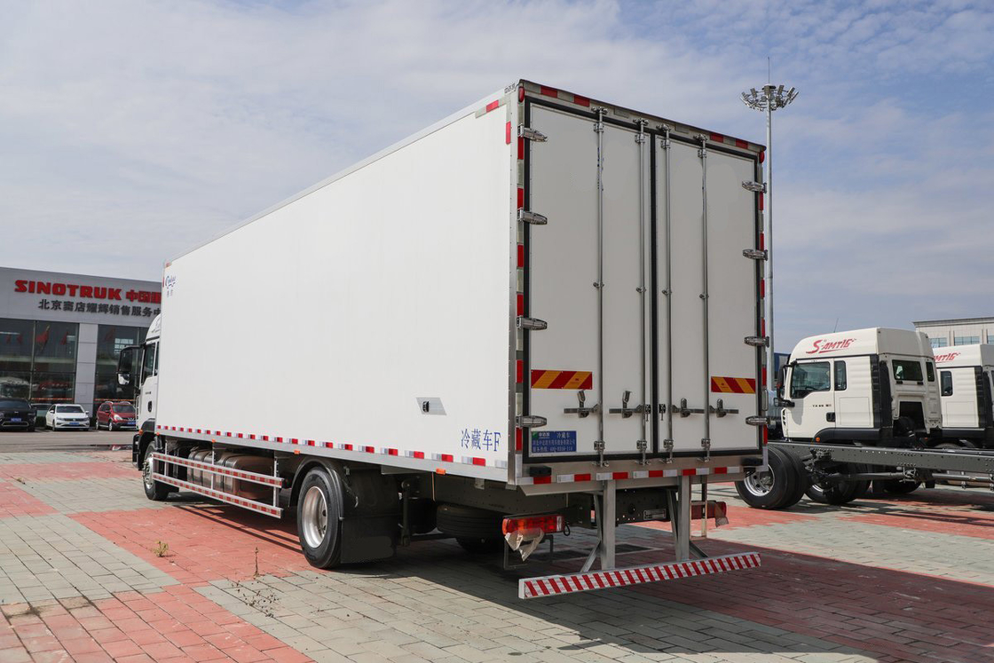 Diesel 10-Speed 290hp 4X2 9.45m Deflector Row Half Cab Badan putih SITRAK ZZ5186 Truk Pendinginan Barang Tiga Pintu