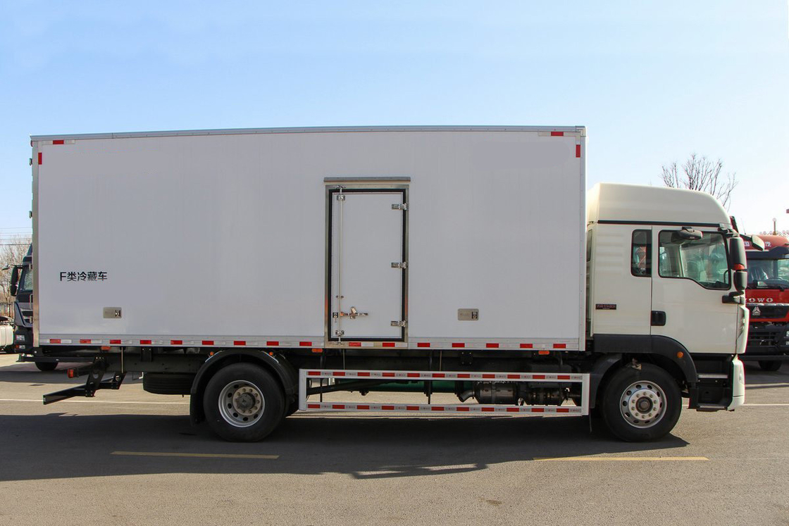 Howo ZZ5187 Truk Pendinginan Kargo Diesel 8-Speed 220hp 4X2 6.8m Deflector Row Half Cab Badan Putih Tiga Pintu