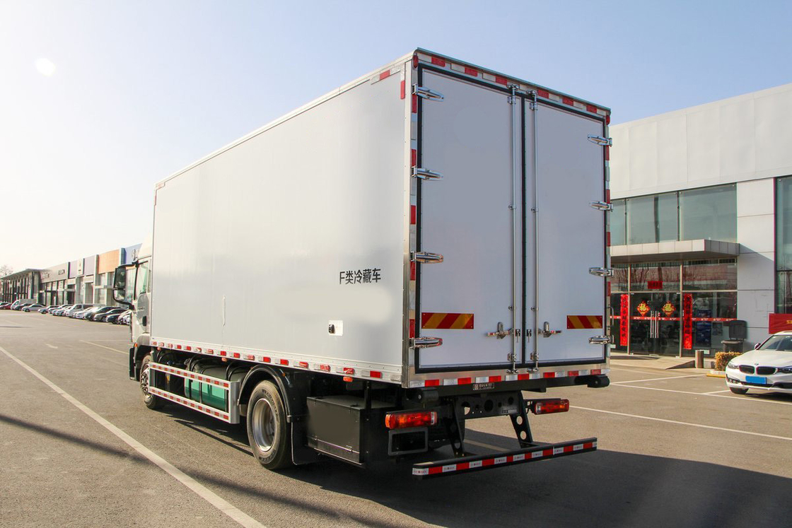 Howo ZZ5187 Truk Pendinginan Kargo Diesel 8-Speed 220hp 4X2 6.8m Deflector Row Half Cab Badan Putih Tiga Pintu