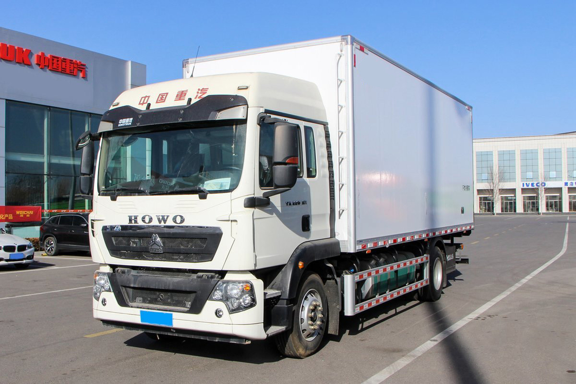 Howo ZZ5187 Truk Pendinginan Kargo Diesel 8-Speed 220hp 4X2 6.8m Deflector Row Half Cab Badan Putih Tiga Pintu