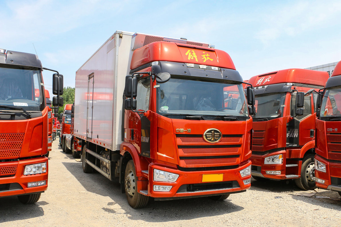 FAW Jiefang CA5180 J6L Truk Pendingin Diesel 240HP 4X2 6m Kotak Kargo Pintu Sisi Ganda Dan Pintu Sisi Satu