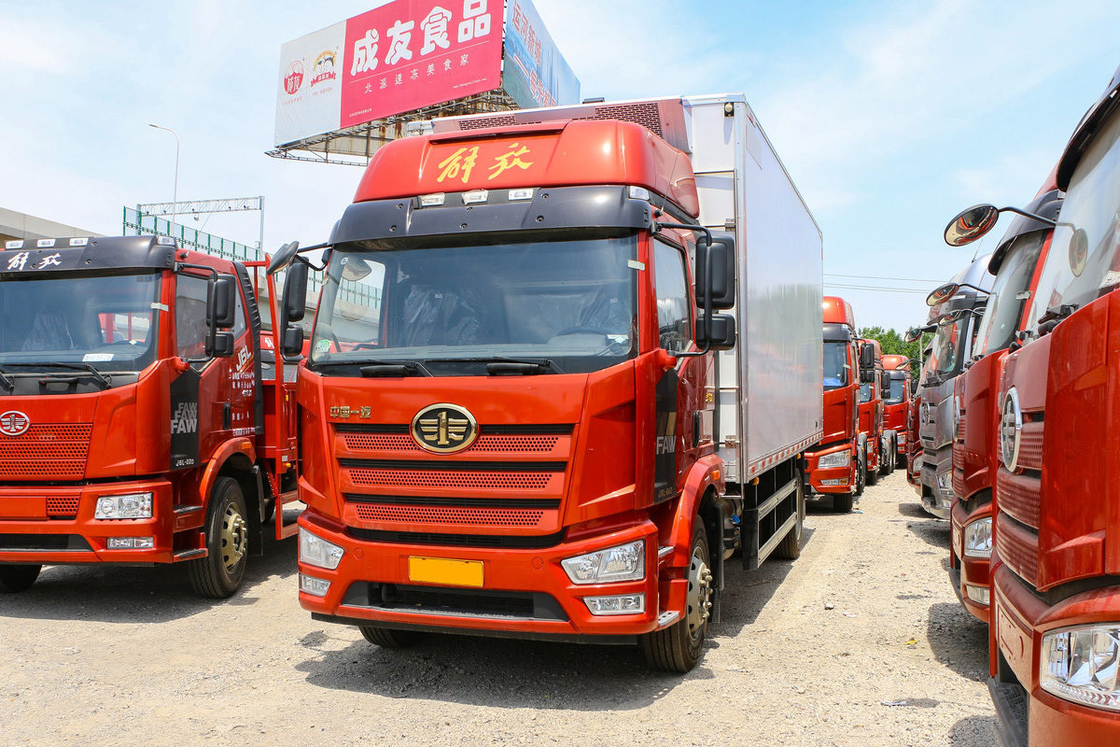 FAW Jiefang CA5180 J6L Truk Pendingin Diesel 240HP 4X2 6m Kotak Kargo Pintu Sisi Ganda Dan Pintu Sisi Satu