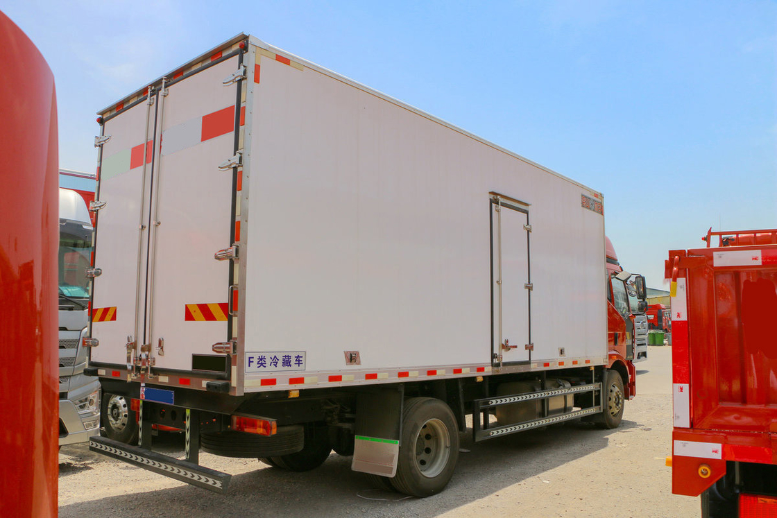FAW Jiefang CA5180 J6L Truk Pendingin Diesel 240HP 4X2 6m Kotak Kargo Pintu Sisi Ganda Dan Pintu Sisi Satu