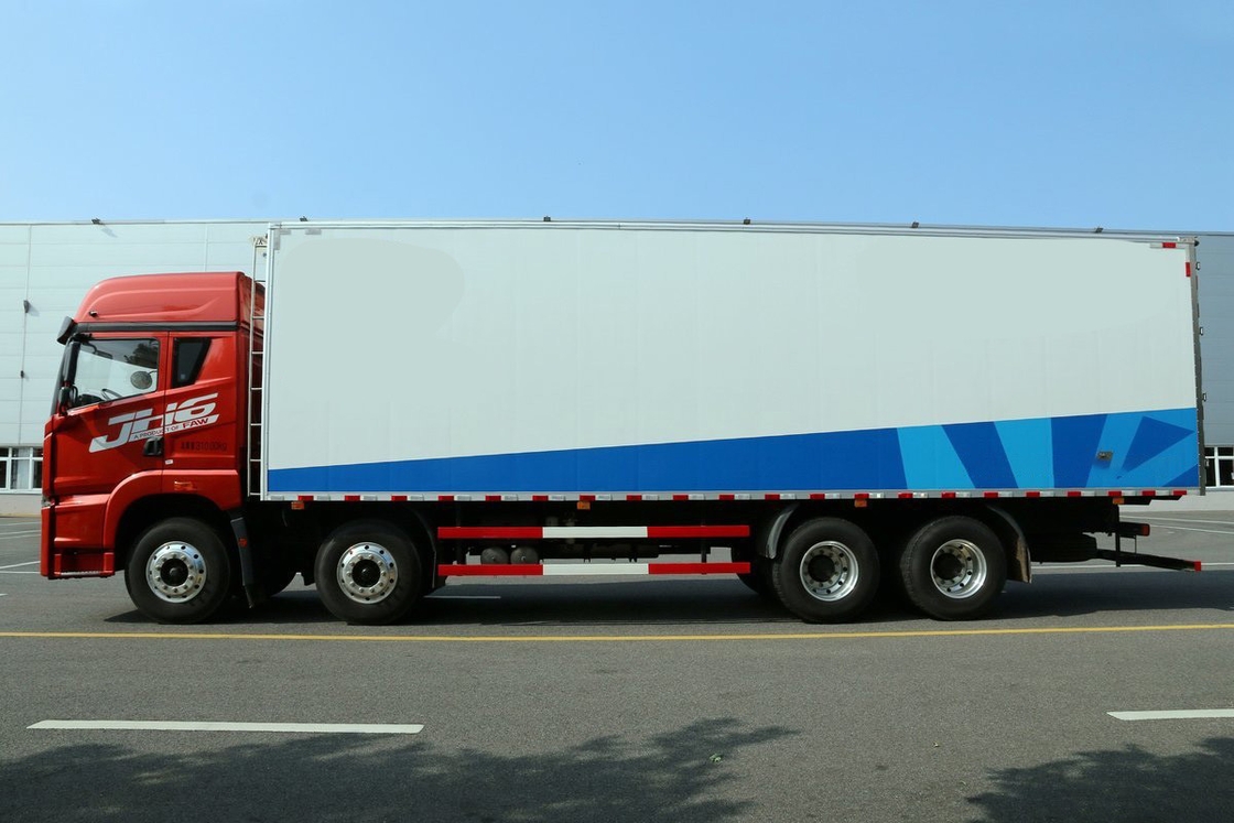 Qingdao Jiefang CA5310 JH6 Diesel 12 Gear 400 Hp 8X4 Deflektor Atap Tinggi 9,4m Truk Pendingin