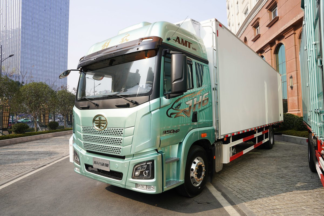 Qingdao Jiefang CA5181 JH6 Kursi Setengah Baris Diesel 10-Speed 350 Hp 4X2 9.7m AMT otomatis truk pendingin