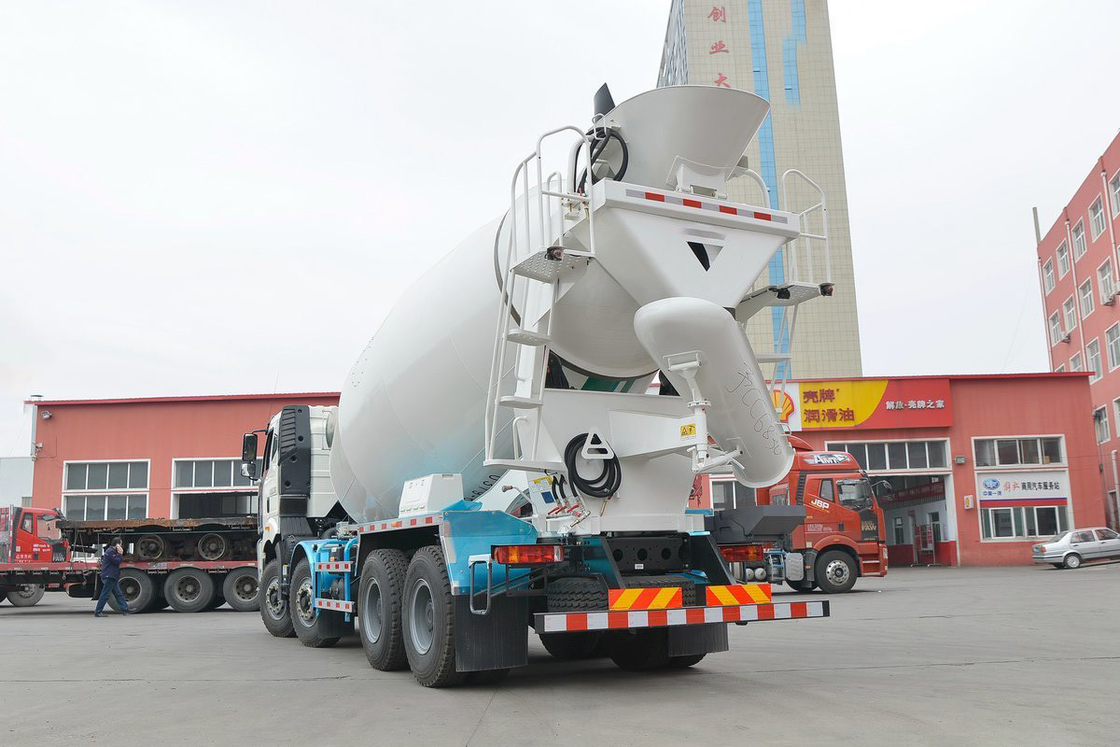 J6P 375HP 8X4 Full Floating Flat Top Half Displacement 7.86m3 FAW Jiefang truk pengaduk beton