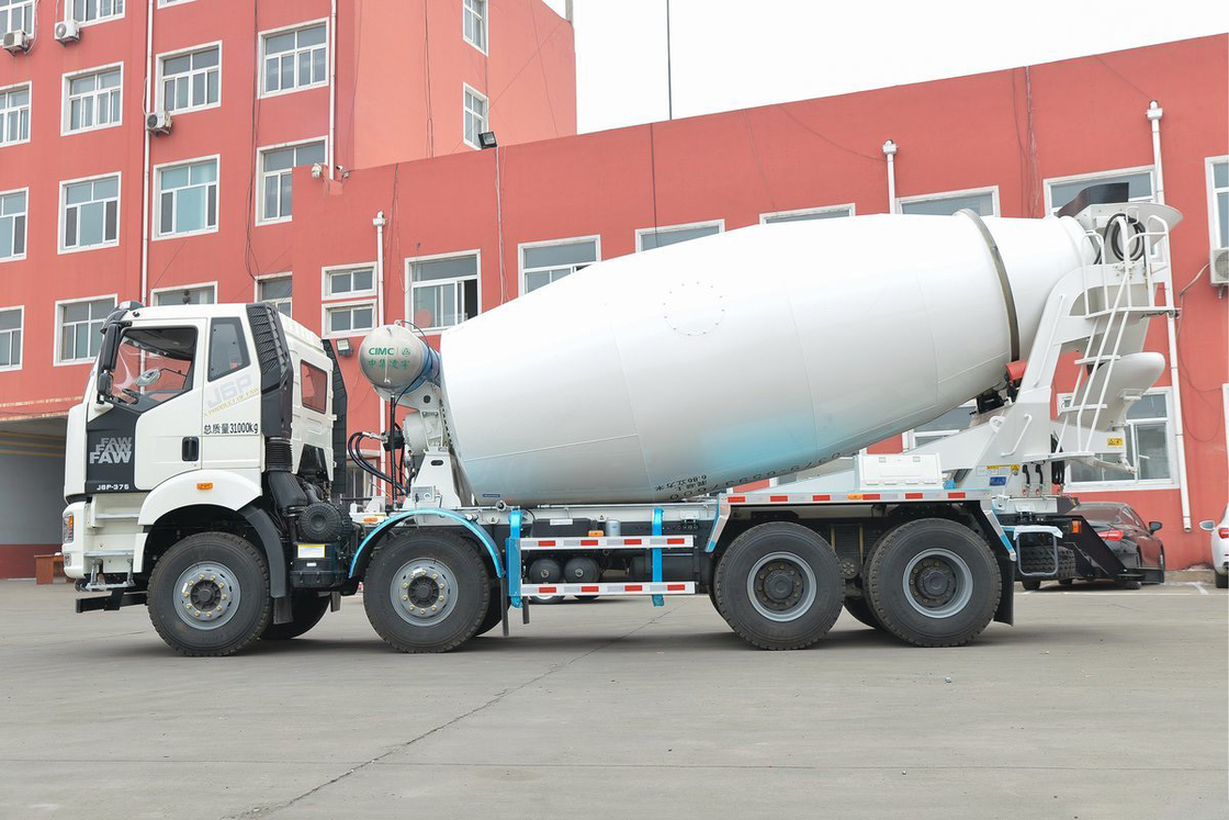 J6P 375HP 8X4 Full Floating Flat Top Half Displacement 7.86m3 FAW Jiefang truk pengaduk beton