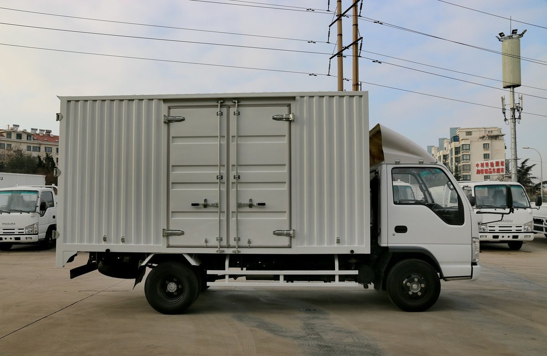 Truk Kargo Isuzu 15 Ton Truk Truk Van Kotak Mesin Diesel 5.2L Displacement 4 * 2 Drive Mode