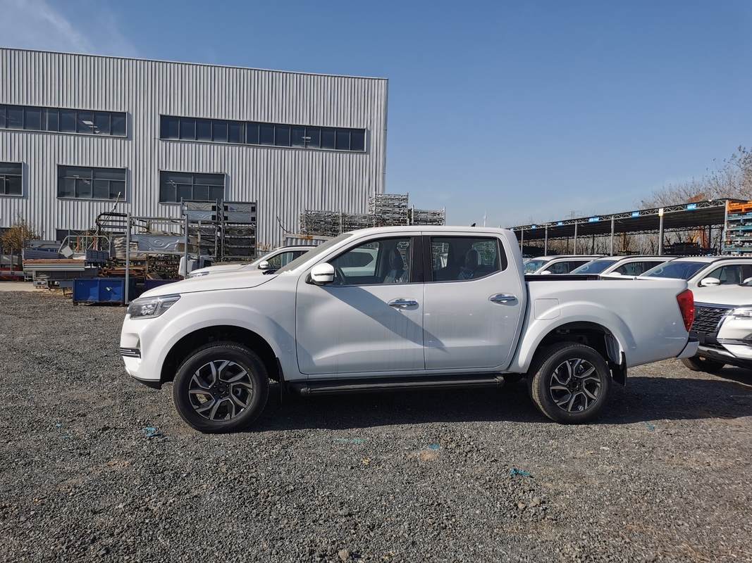 Pickup 4x4 kecil China Dongfeng Kaya 7 Transmisi otomatis 8-kecepatan 5 kursi Bad Road Drive