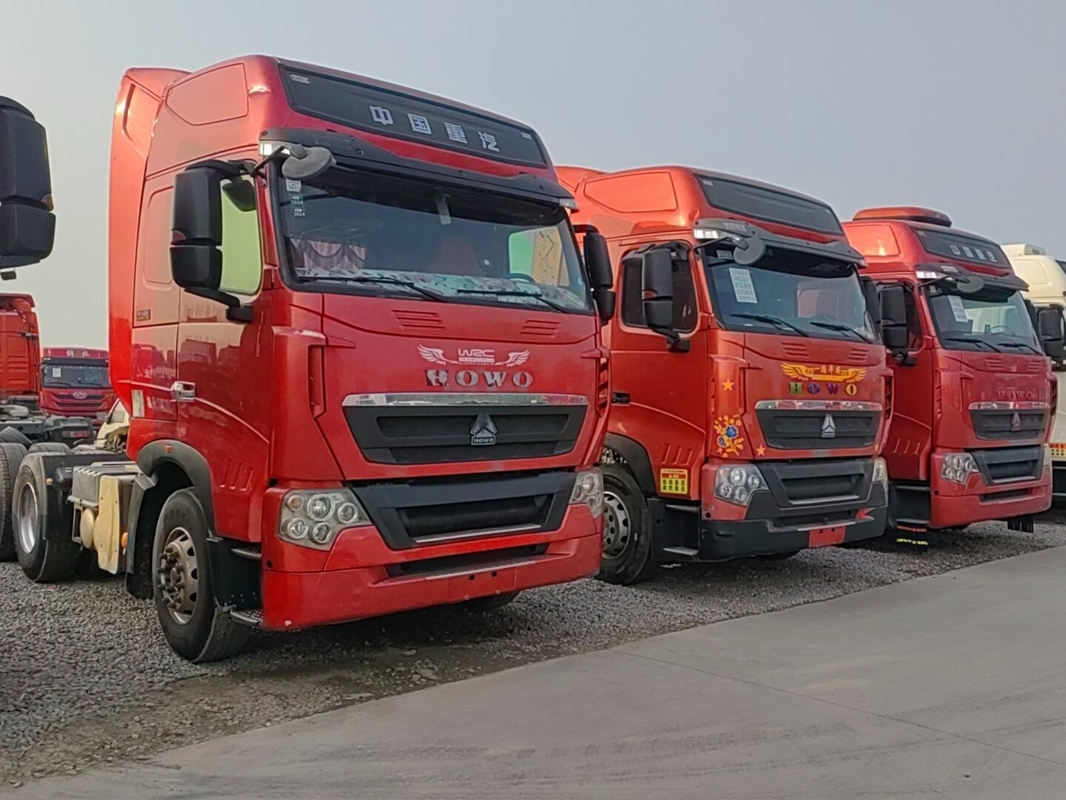 Howo Traktor Truk Kabin atap tinggi Howo T7H Kepala kuda Tarik 50 Ton Weichai 440hp Mesin kuat