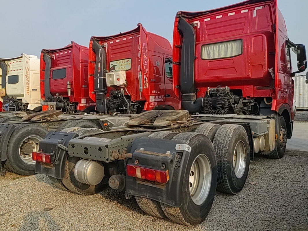 Howo Traktor Truk Kabin atap tinggi Howo T7H Kepala kuda Tarik 50 Ton Weichai 440hp Mesin kuat