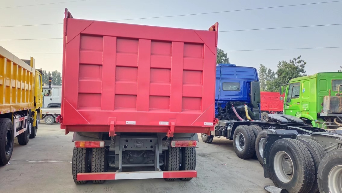 Howo Dump Truck digunakan Satu dan setengah baris kabin Sinotruk Tipper 20cbm Kotak 380hp Euro 2 Emisi